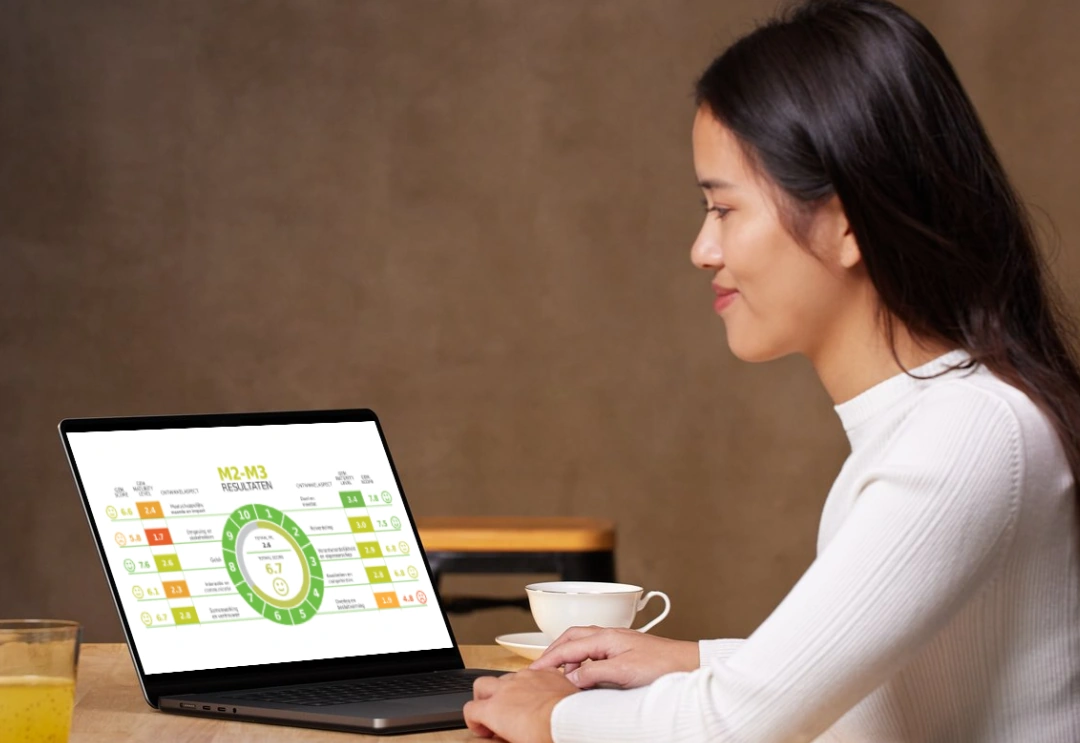 Woman looking at her laptop at the results of the TeamUP team analysis.