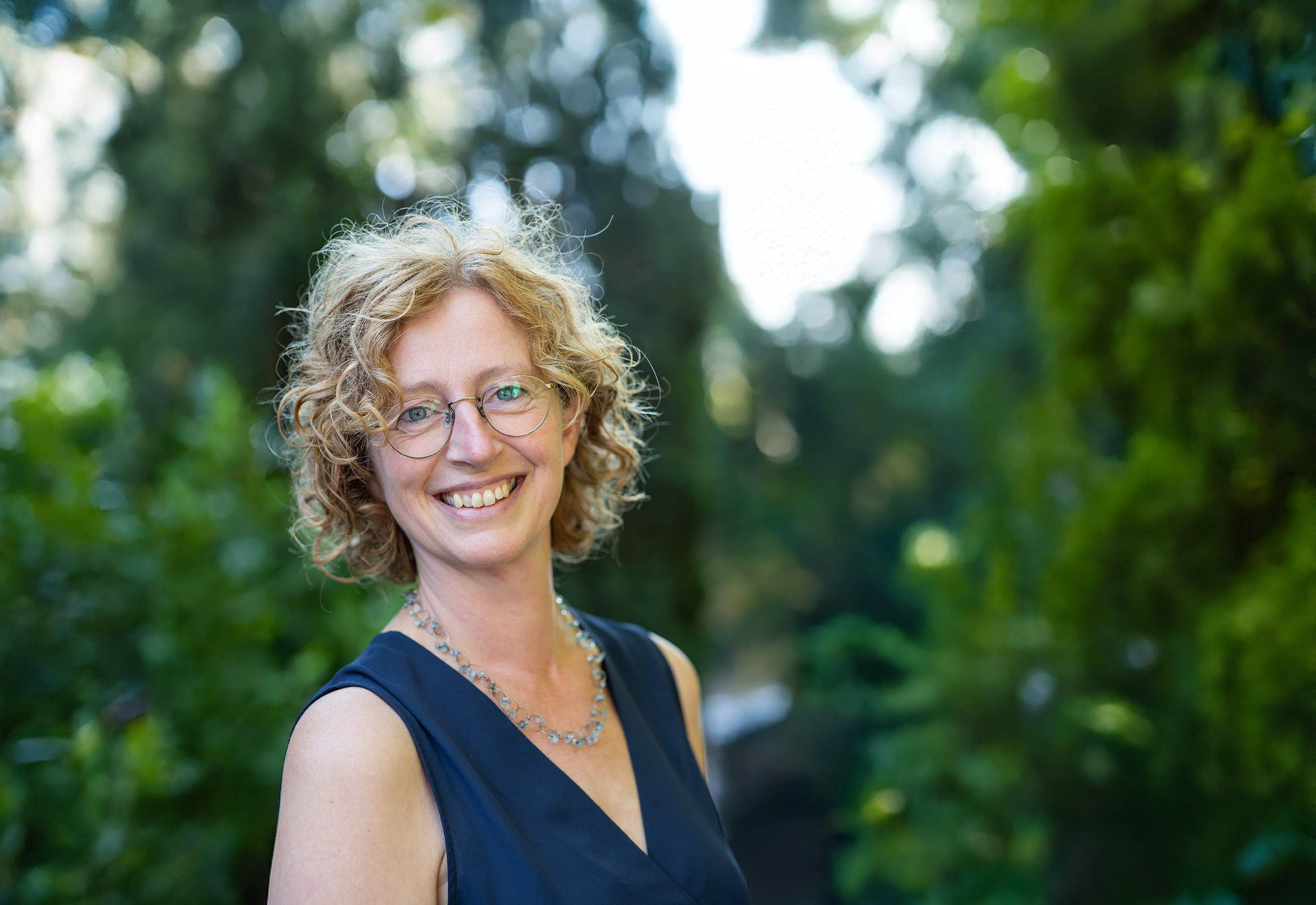 Foto van Ankie van Lint tegen een groene natuurlijke achtergrond